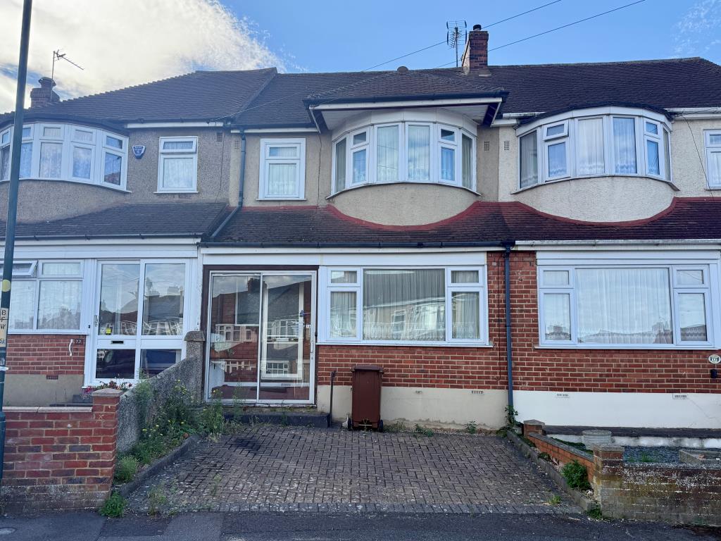 Lot: 47 - THREE-BEDROOM HOUSE FOR IMPROVEMENT - Mid-terraced house